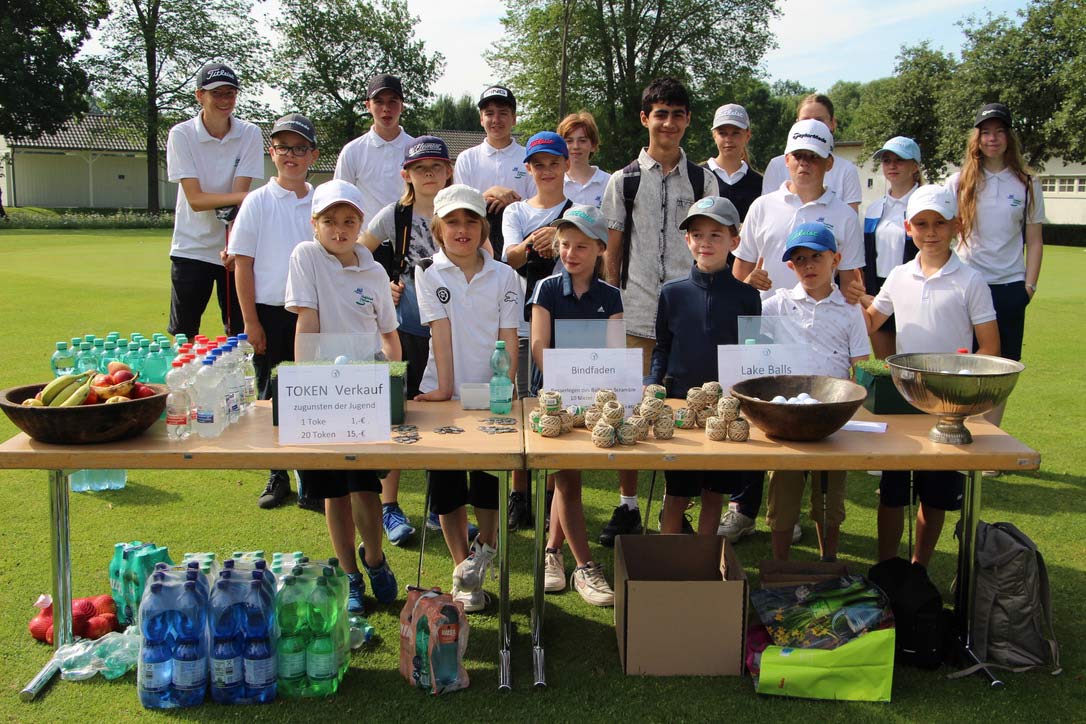 Maritim Golf-Kids am „Verkaufsstand“ beim Turnier zur Förderung der Jugend am 26.06.2022